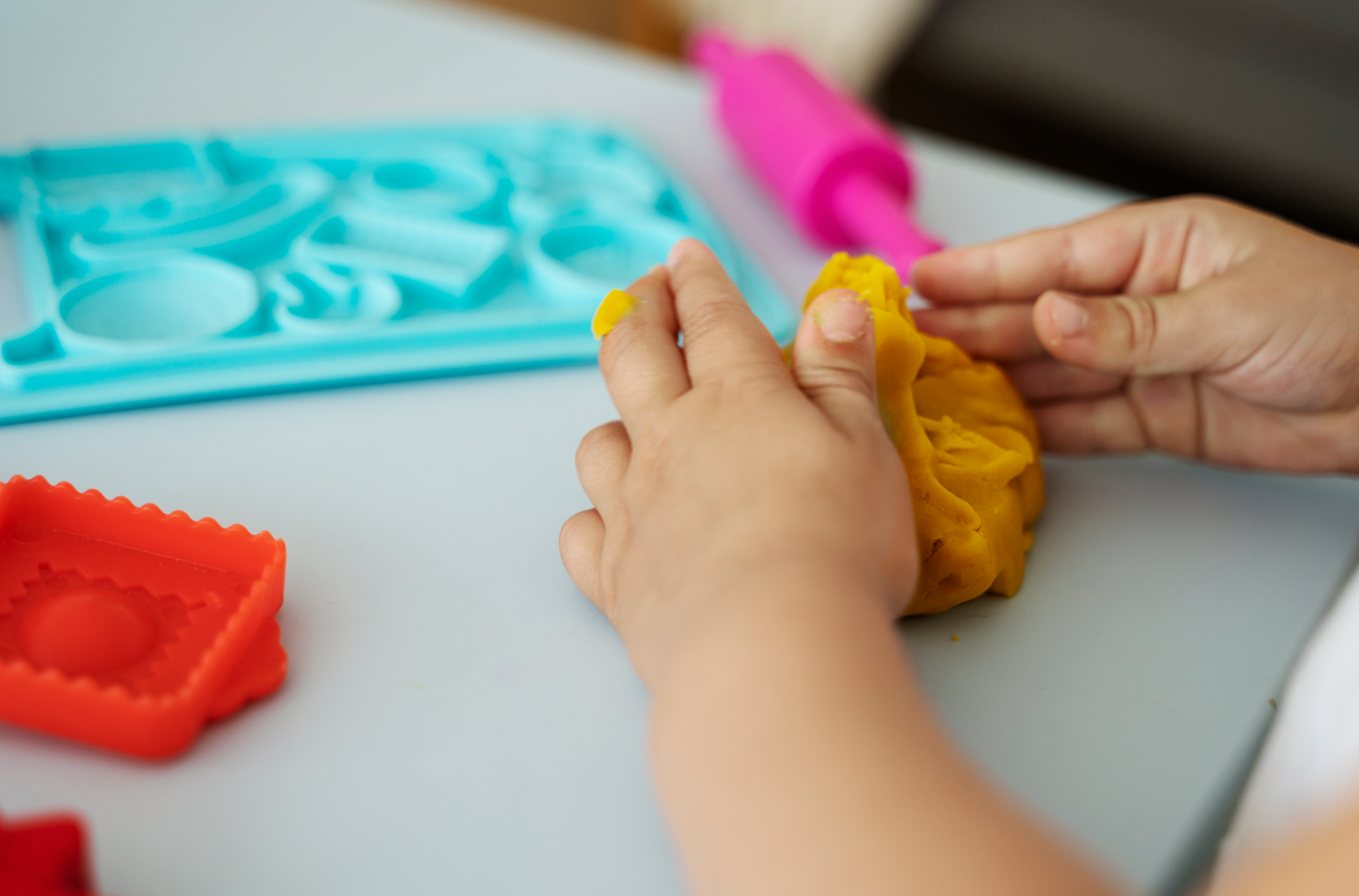 anak cepat bisa menulis, stimulasi motorik halus, aktivitas anak prasekolah, permainan edukatif anak, tips belajar menulis anak, susah menulis, Bunda, si Kecil